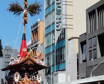 I was waiting by the roadside soon after 7am to make sure I got a good viewing spot for the Yamaboko Junko in Kyoto